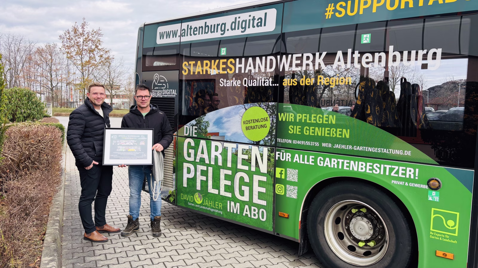 Heckseite eines Seitenbusses mit Werbung der Gartenpflege Jähler