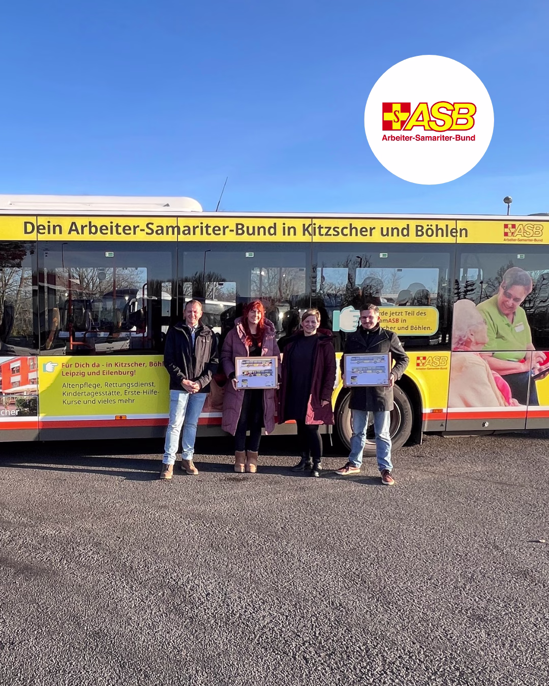Vier Personen stehen vor einem Werbebus der ASB Leipzig