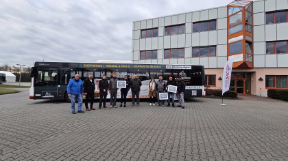 Eine Gruppe von Menschen steht vor dem Handwerkerbus der Region Altenburg