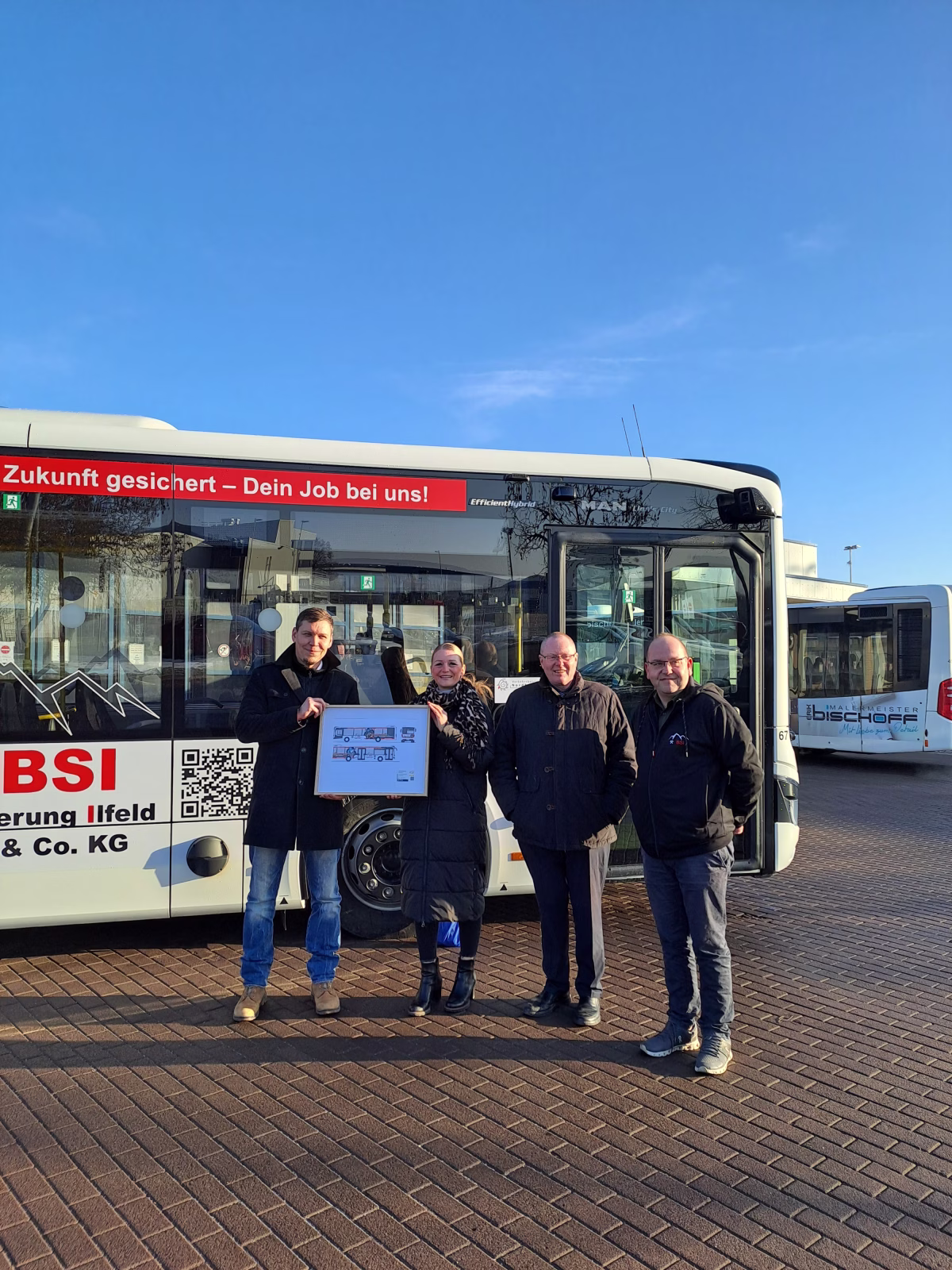 Vier Personen stehen vor dem Bus der Bergsicherung Ilfeld