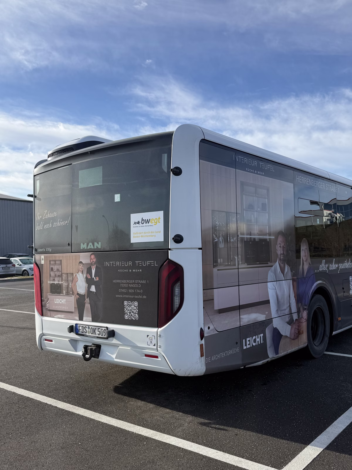 Heckansicht des Werbebusses des Küchen Interieur Teufels