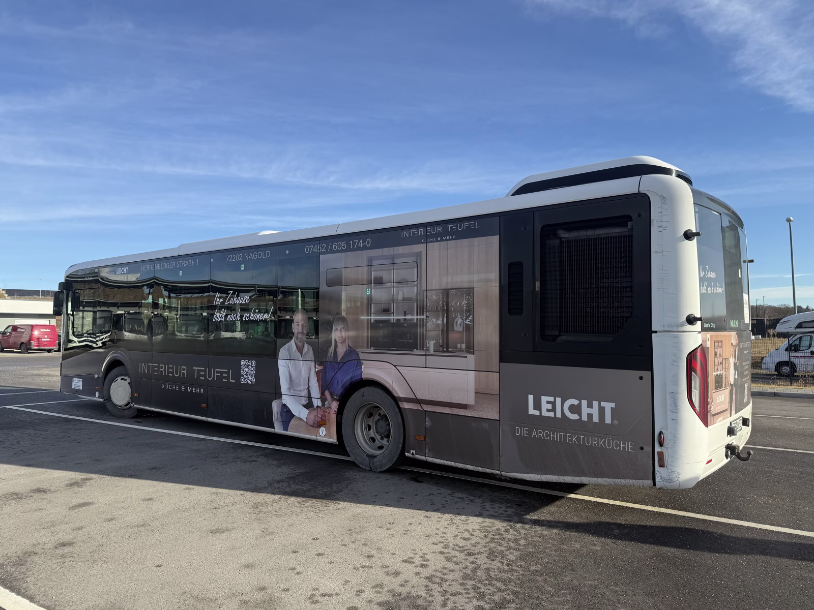 Seitenansicht eines Werbebusses der Firma Küchen Interieur Teufel