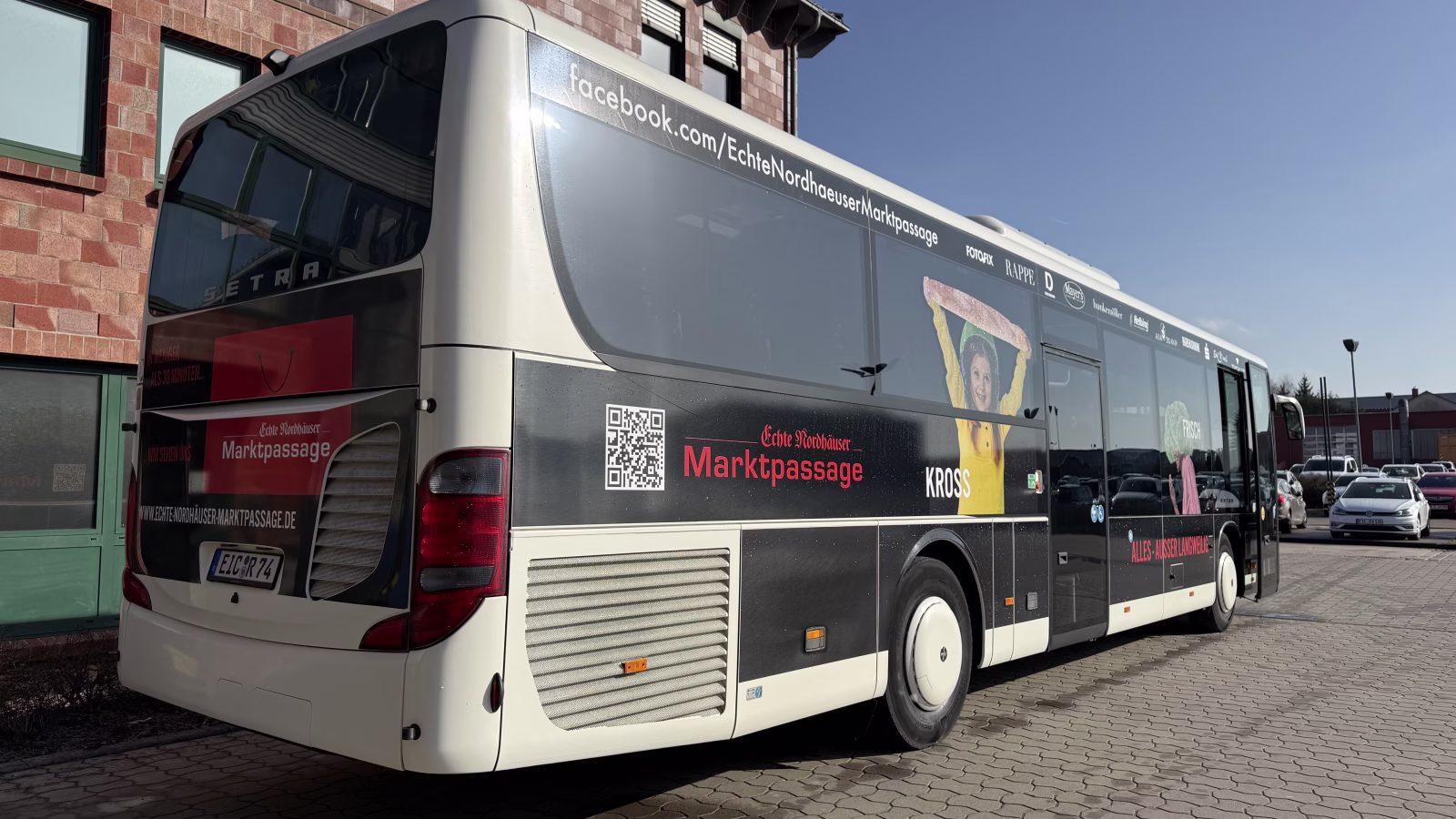 Seiten- und Heckansicht des Werbebusses der Nordhäuser Marktpassage