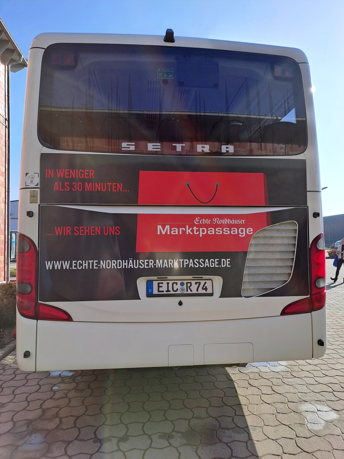 Heckansicht des Werbebusses der Nordhäuser Marktpassage