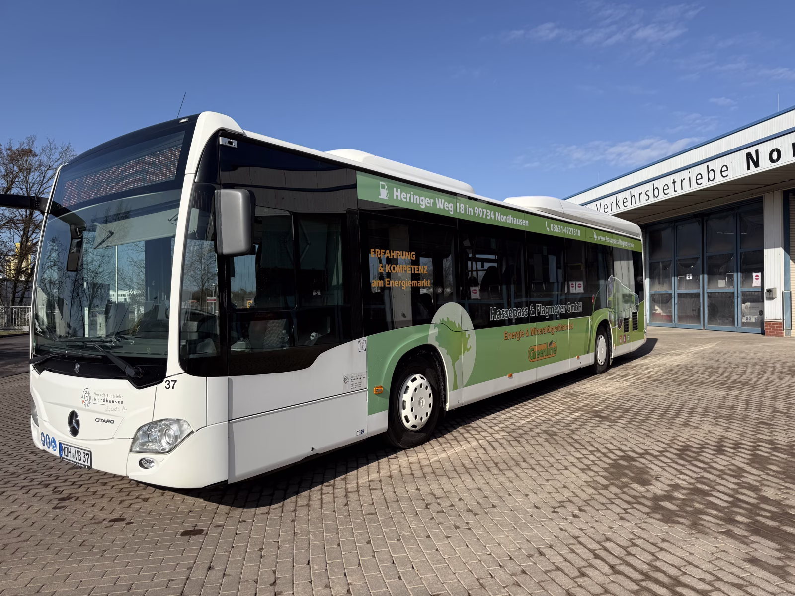 Außenseite eines Werbebusses mit Aufschrift der Firma Hassepass&Flagmeyer
