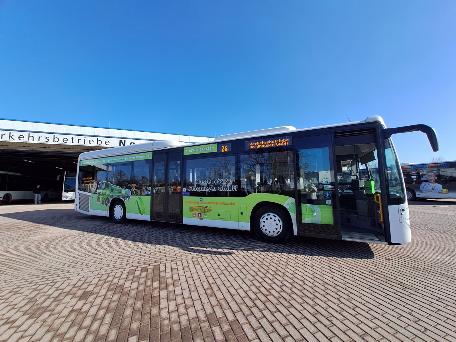 Einstiegsseite eines grünen Werbebusses der Hassepass&Flaymeyer GmbH