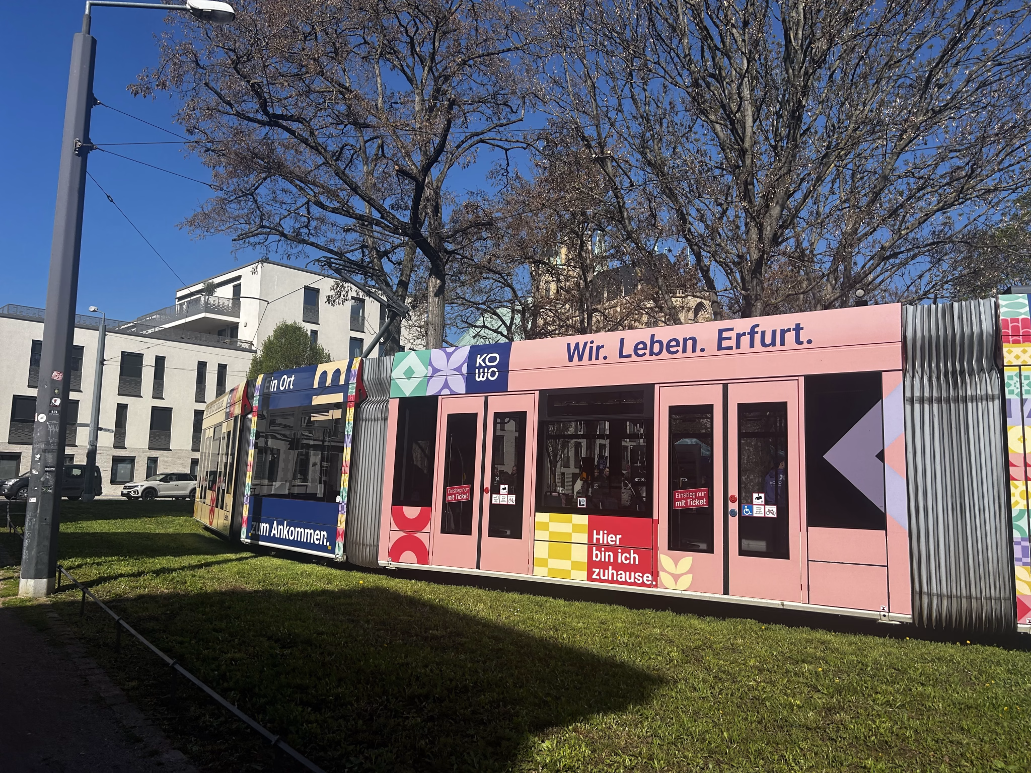 Einstiegsseite einer Straßenbahn mit Werbung der KOWO Erfurt