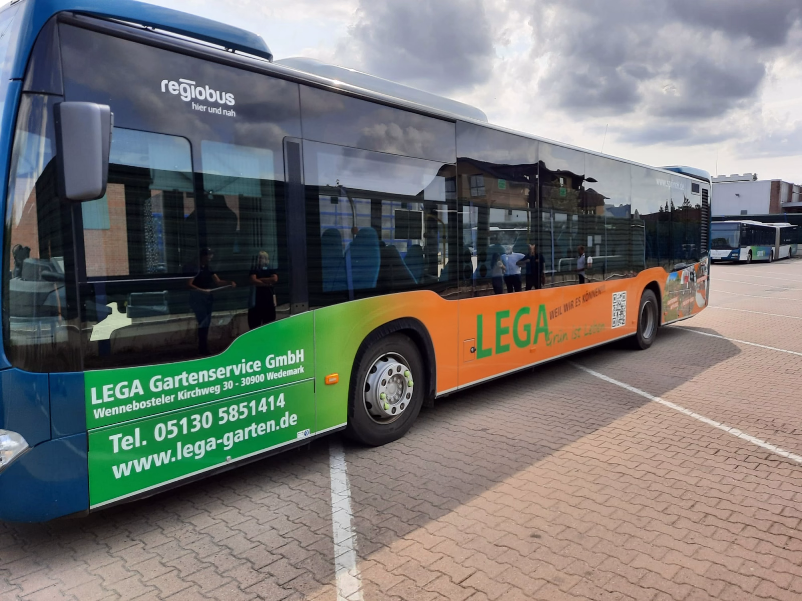Außenseite eines Werbebusses des LEGA Gartenservice