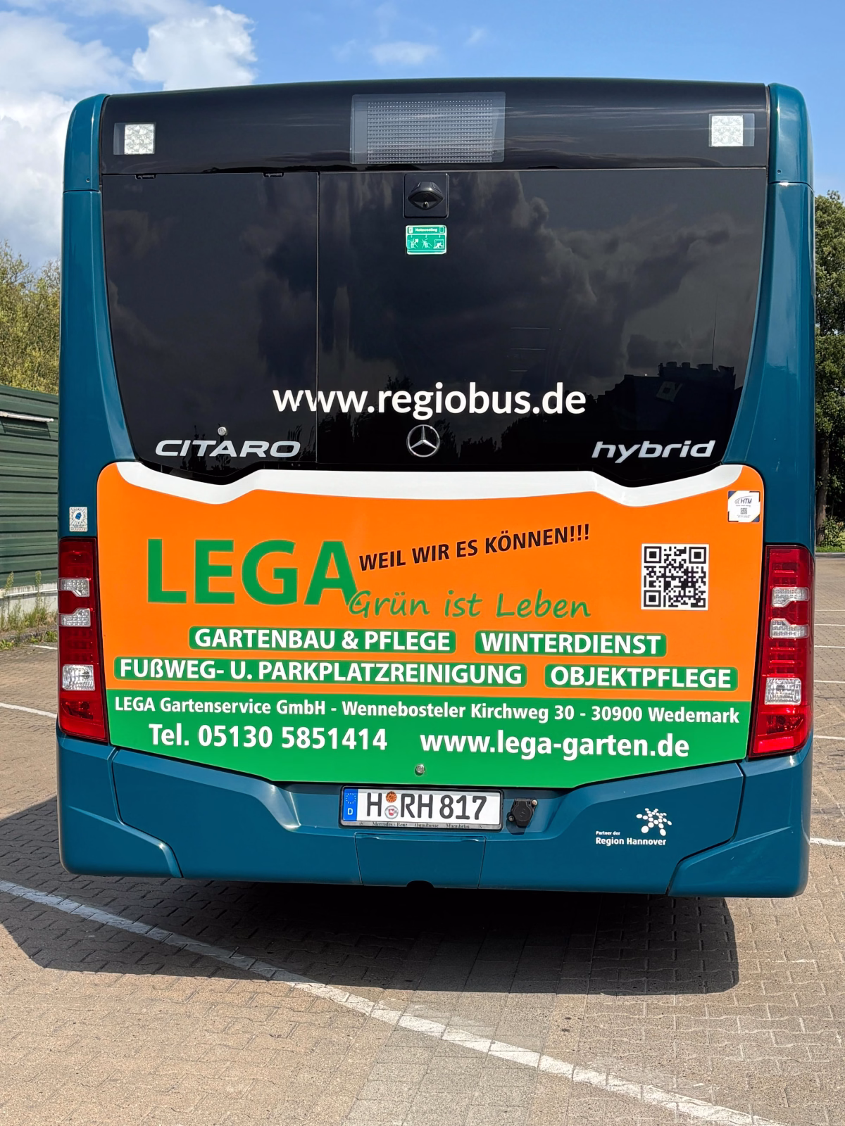 Heckansicht eines Werbebusses des Gartenservice LEGA