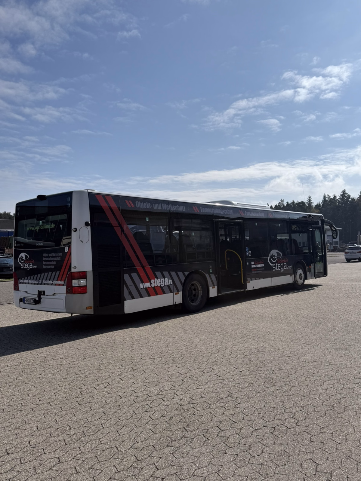 Einstiegsseite eines Werbebusses mit Imagewerbung der Firma Stega
