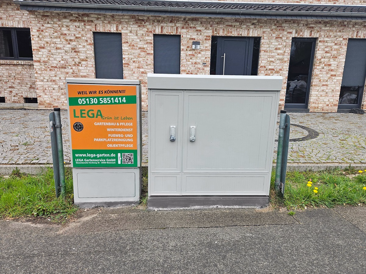Nahaufnahme einer CityBox mit Werbung des LEGA Gartenservice