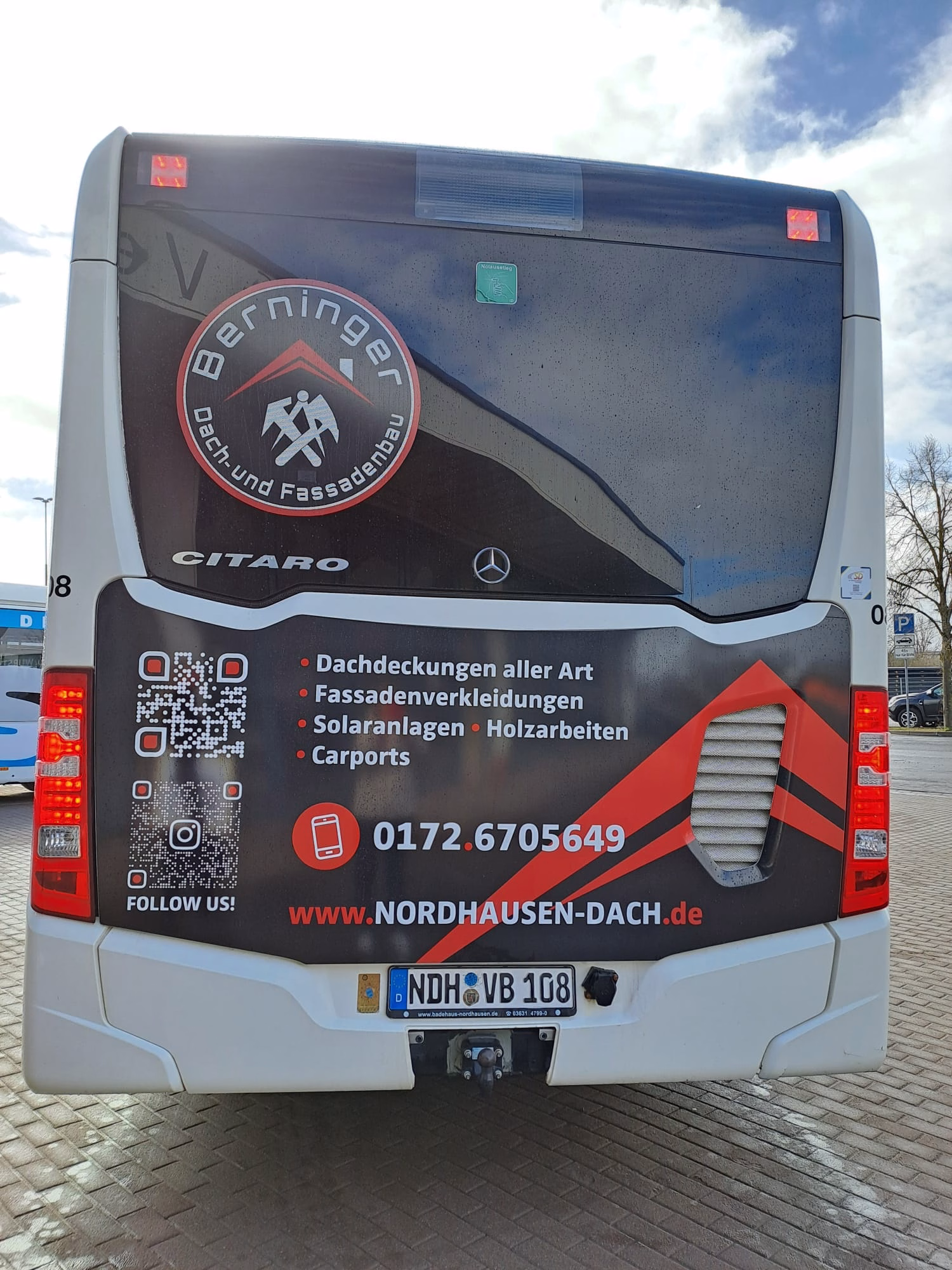 Heckansicht eines Werbebusses des Dach- und Fassadenbaus Berninger