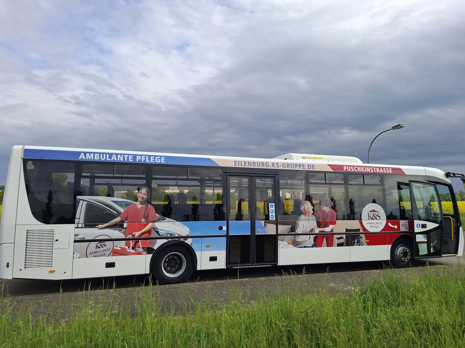 Einstiegsseite eines Busses mit Werbung der K&S Seniorenresidenz Eilenburg
