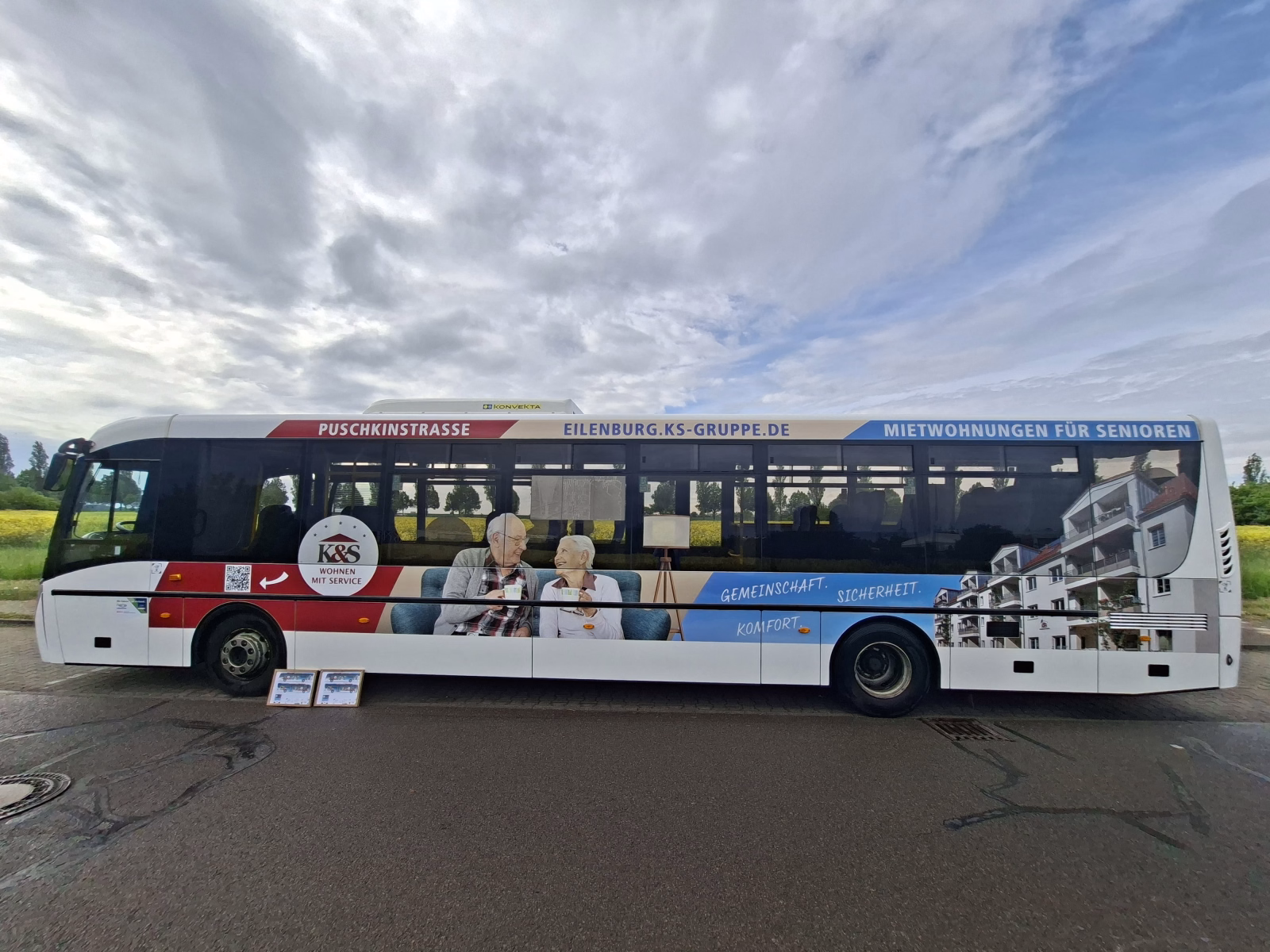 Außenseite eines weißen Busses mit Werbung der K&S Seniorenresidenz Eilenburg