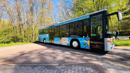 Einstiegsseite eines blauen Werbebusses der sunshinehouse ggmbh