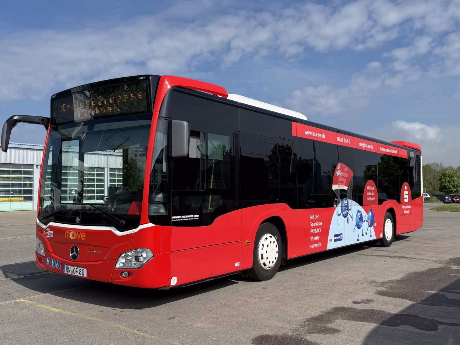 Aussenseite eines roten Busses mit Werbung der Sparkasse Rottweil