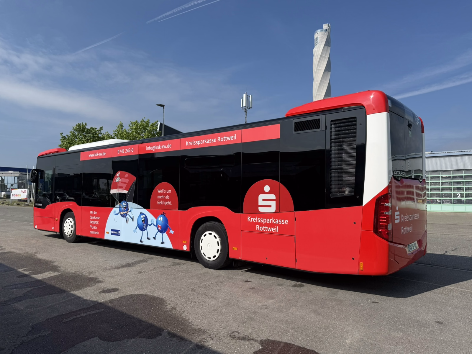 Außenansicht eines roten Busses mit Werbung der Sparkasse Rottweil