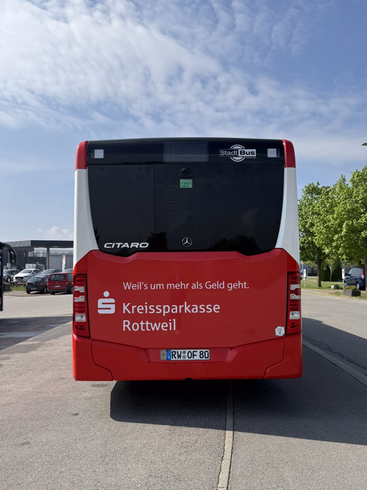 Heckansicht eines roten Busses mit Werbung der Kreissparkasse Rottweil