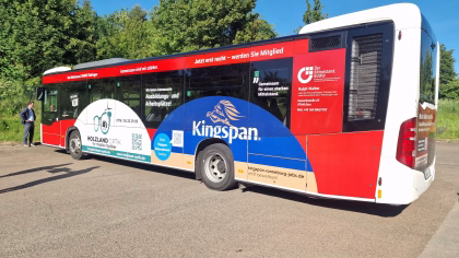 Aussenseite des roten Werbebusses des BVMW Mittelstandes Thüringen