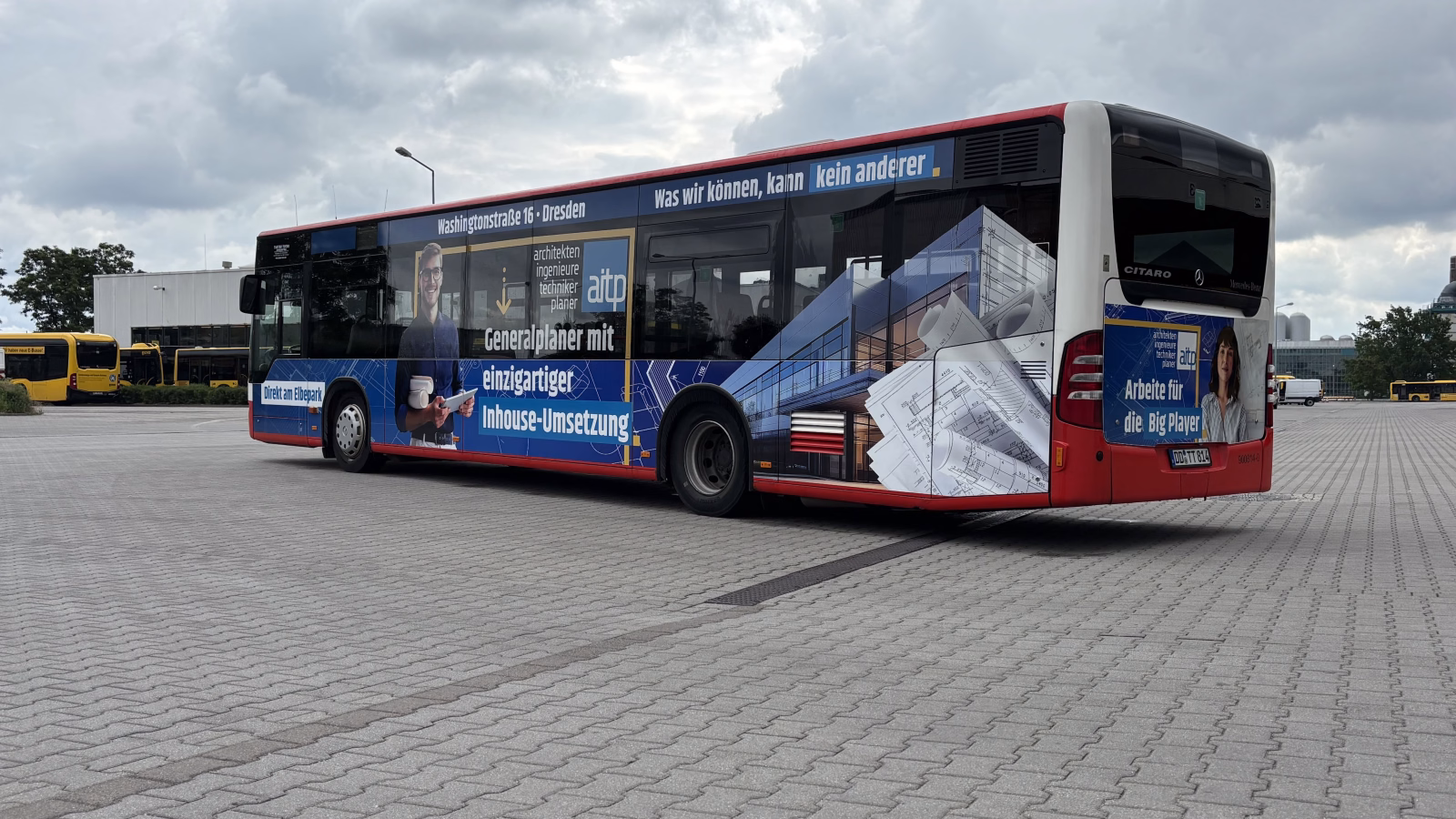 Außenansicht eines Werbebusses der AITP