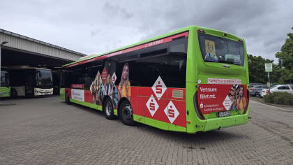 Außenseite eines grünen Werbebusses mit Werbung der Sparkasse Saalfeld-Rudolstadt