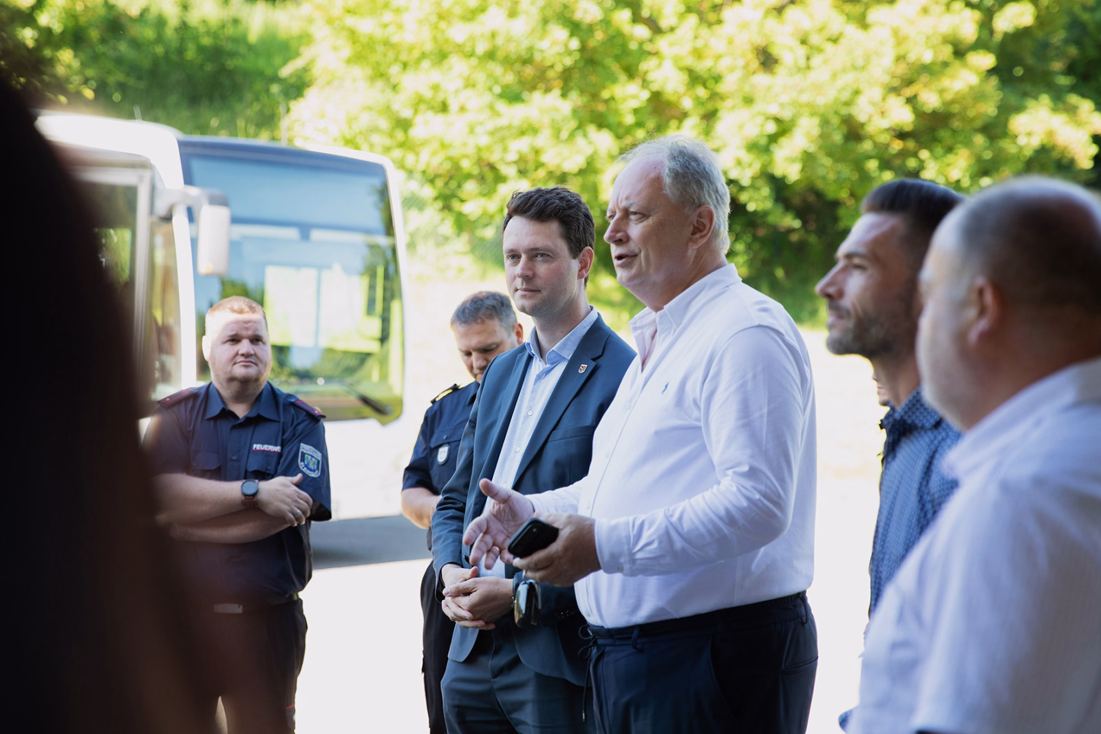 Aufnahme in eine Menschengruppe hinein, die sich miteinander unterhalten
