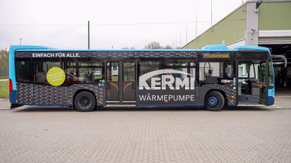 Einstiegsseite eines grauen Busses mit Werbung der Kermi GmbH