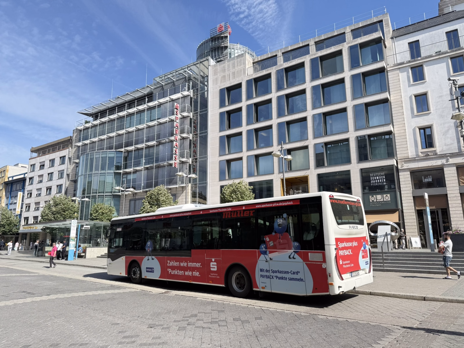 Aussenseite eines weiß, roten Busses der Sparkasse Pforzheim