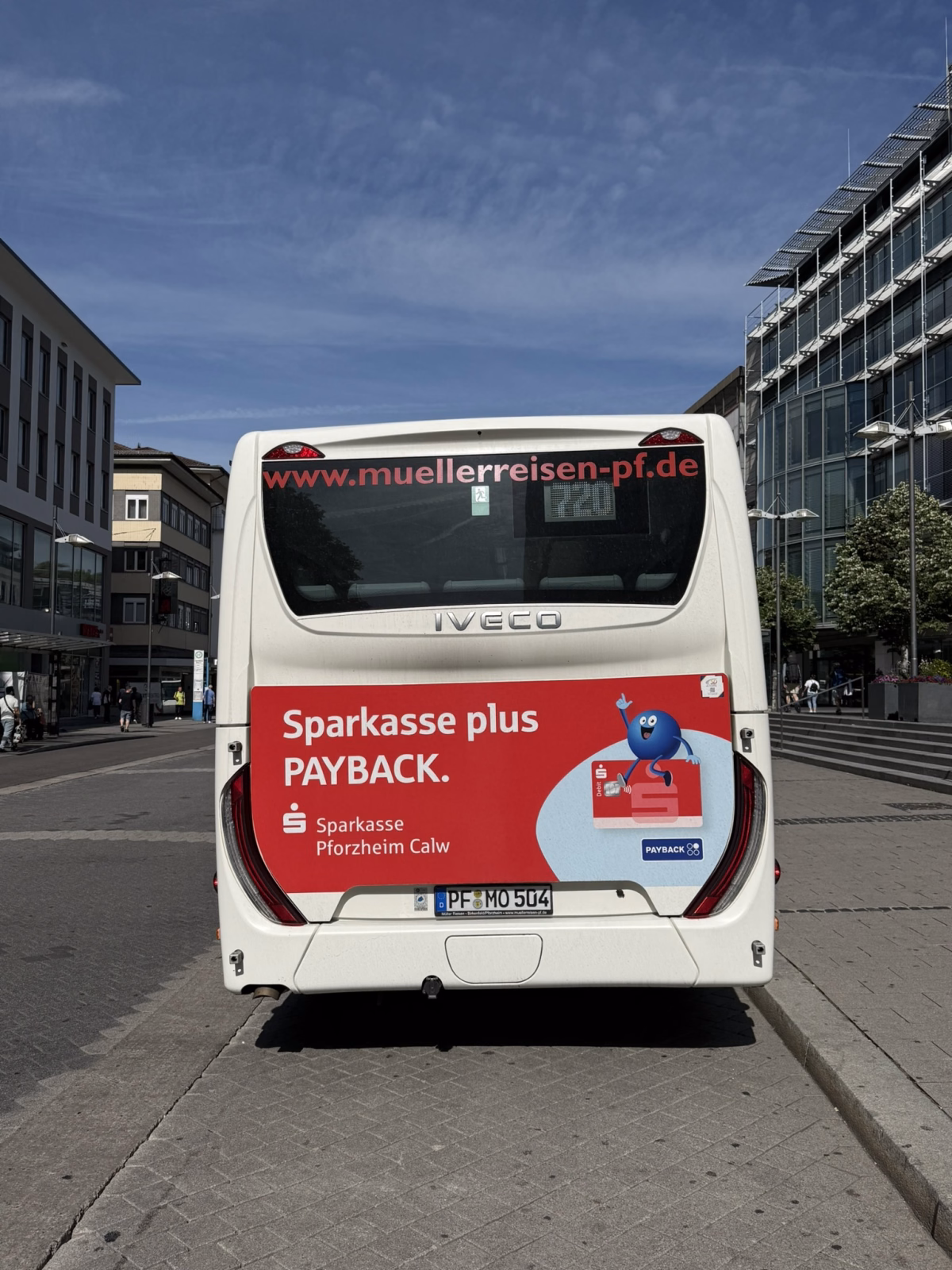Heckansicht eines weißen Werbebusses der Sparkasse Pforzheim