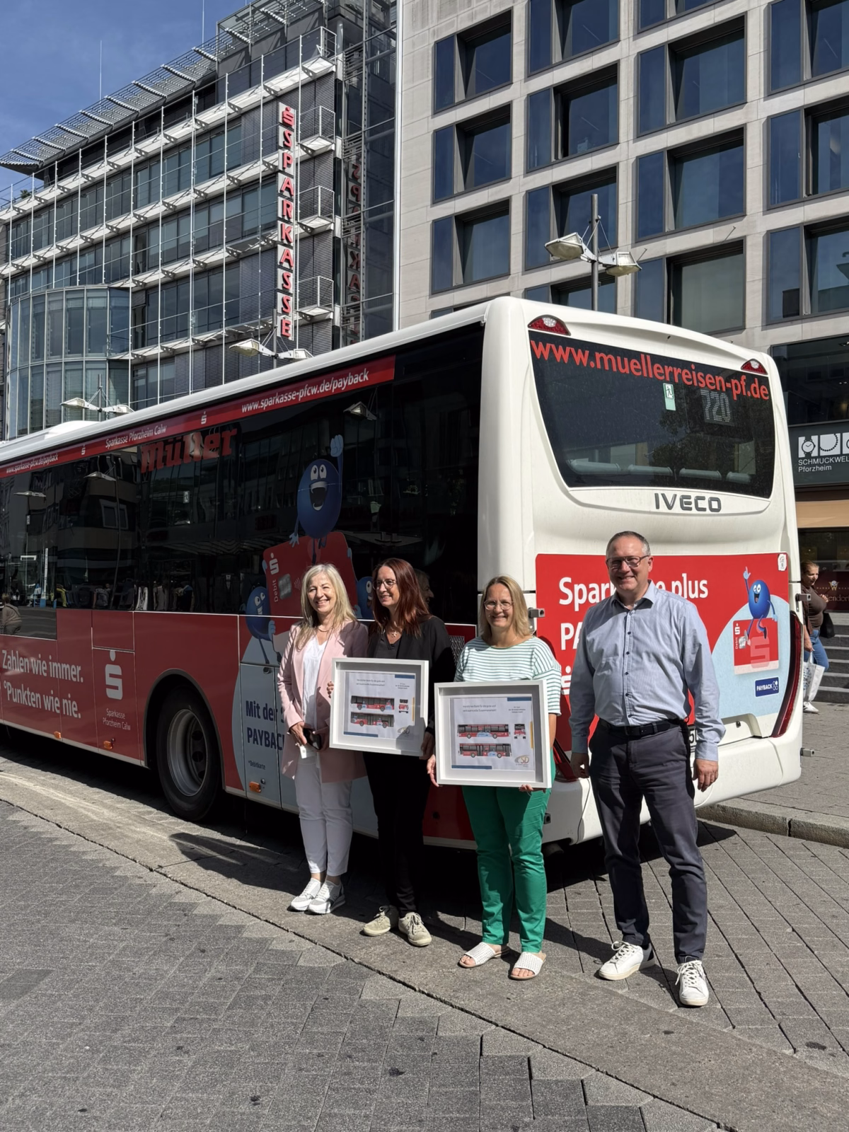 Vier Personen stehen vor einem weißen Werbebus der Sparkasse Pforzheim