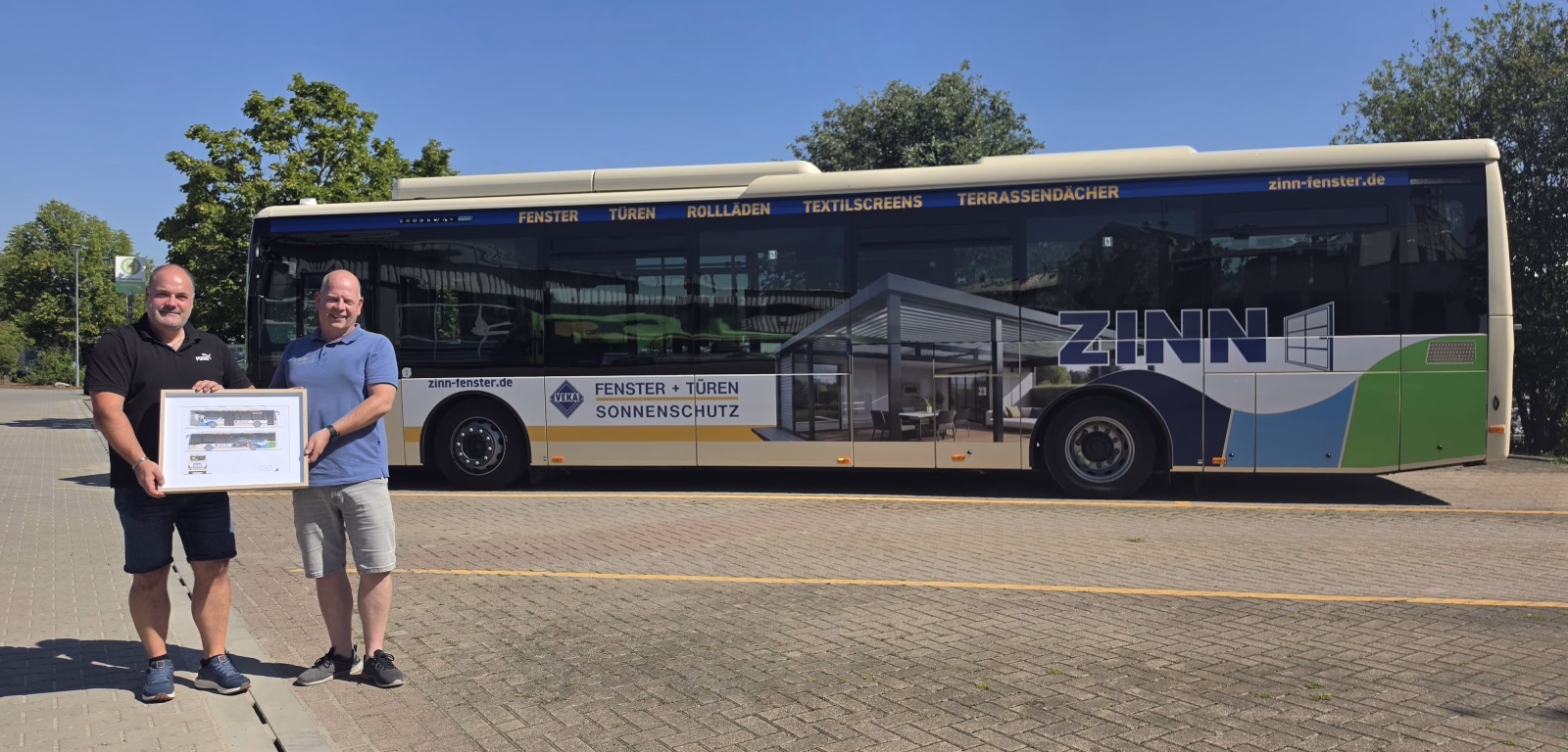 Zwei Männer stehen vor einem beigen Bus von Zinn-Fenster