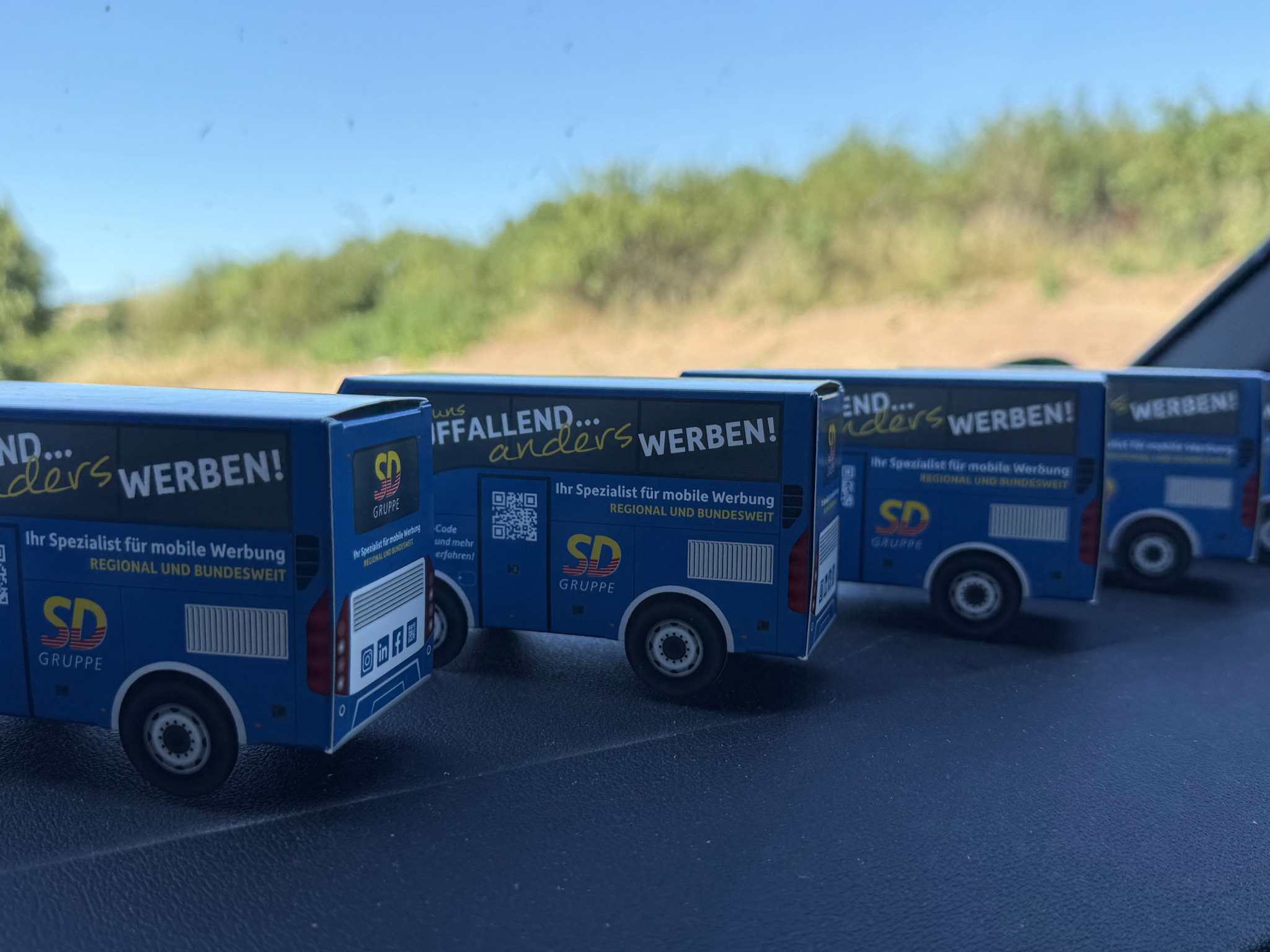 Miniaturbusse der SD Gruppe stehen auf dem Amaturenbrett eines busses