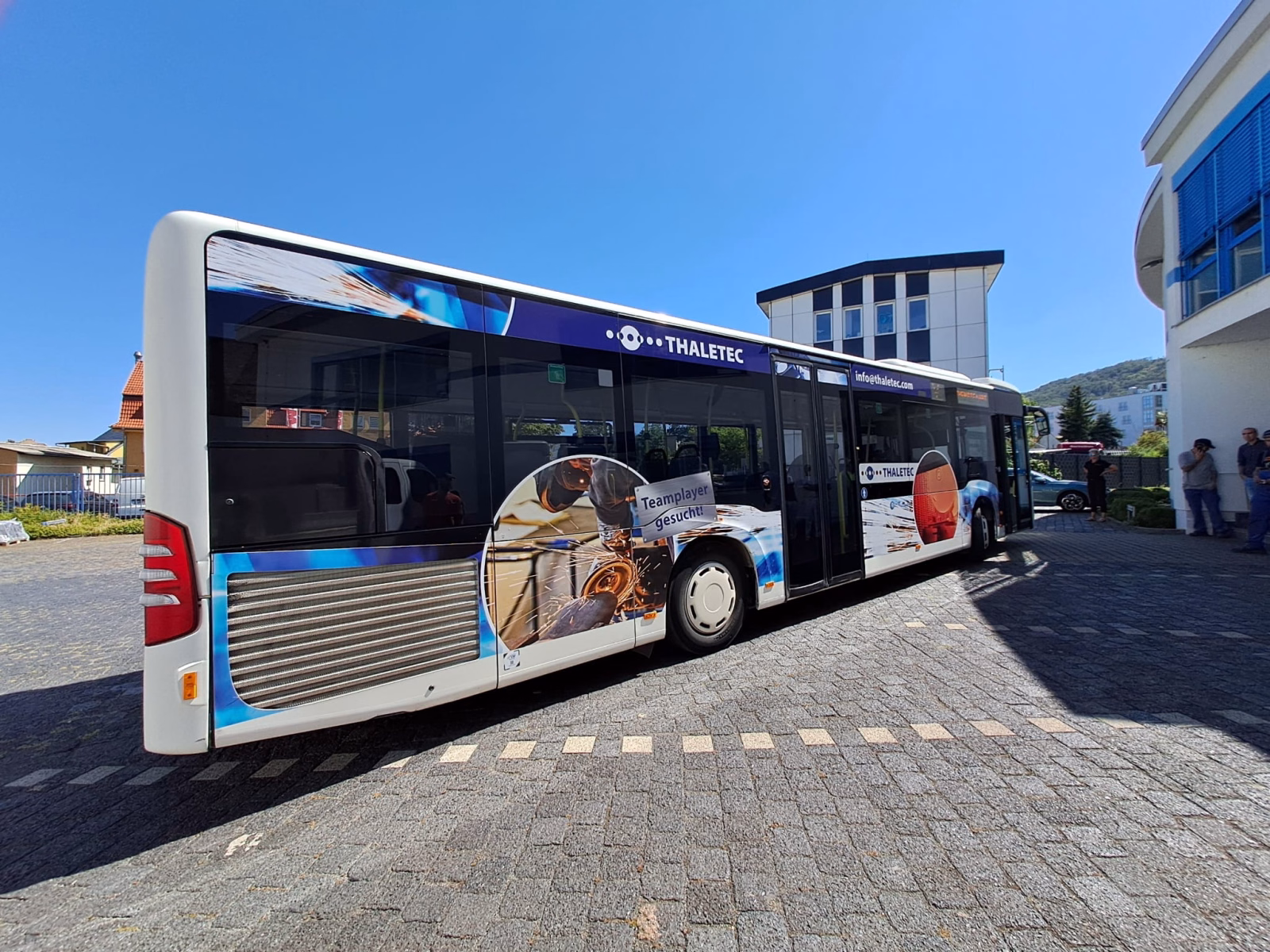 Einstiegsseite eines weißen Stadtbusses der Thaletec GmbH