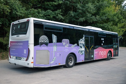 Heck- und Einstiegsseite eines pinken Werbebusses von neja