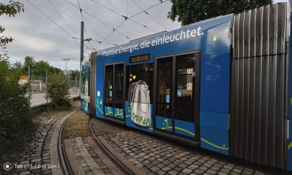 Detailansicht einer blauen Straßenbahn mit Werbung der Stadtwerke Augsburg