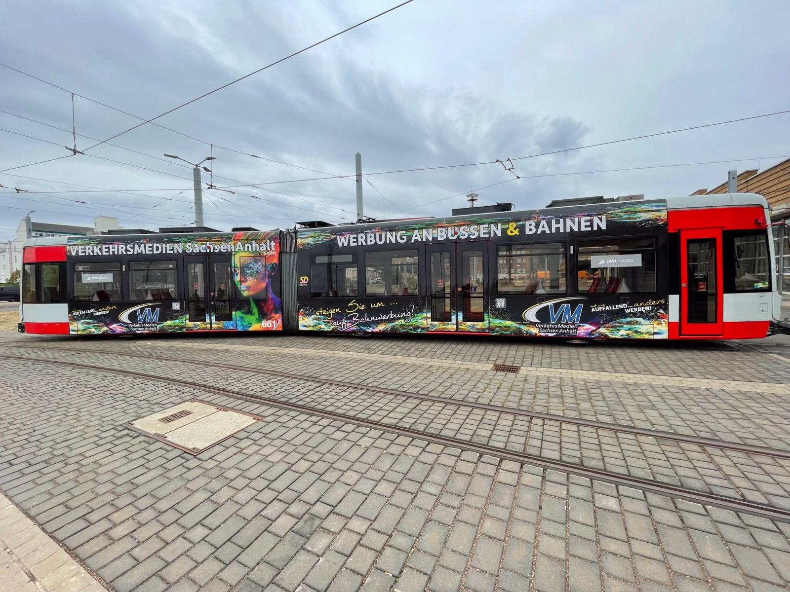 Seitenansicht einer Straßenbahn mit Werbung der VM Sachsen-Anhalt