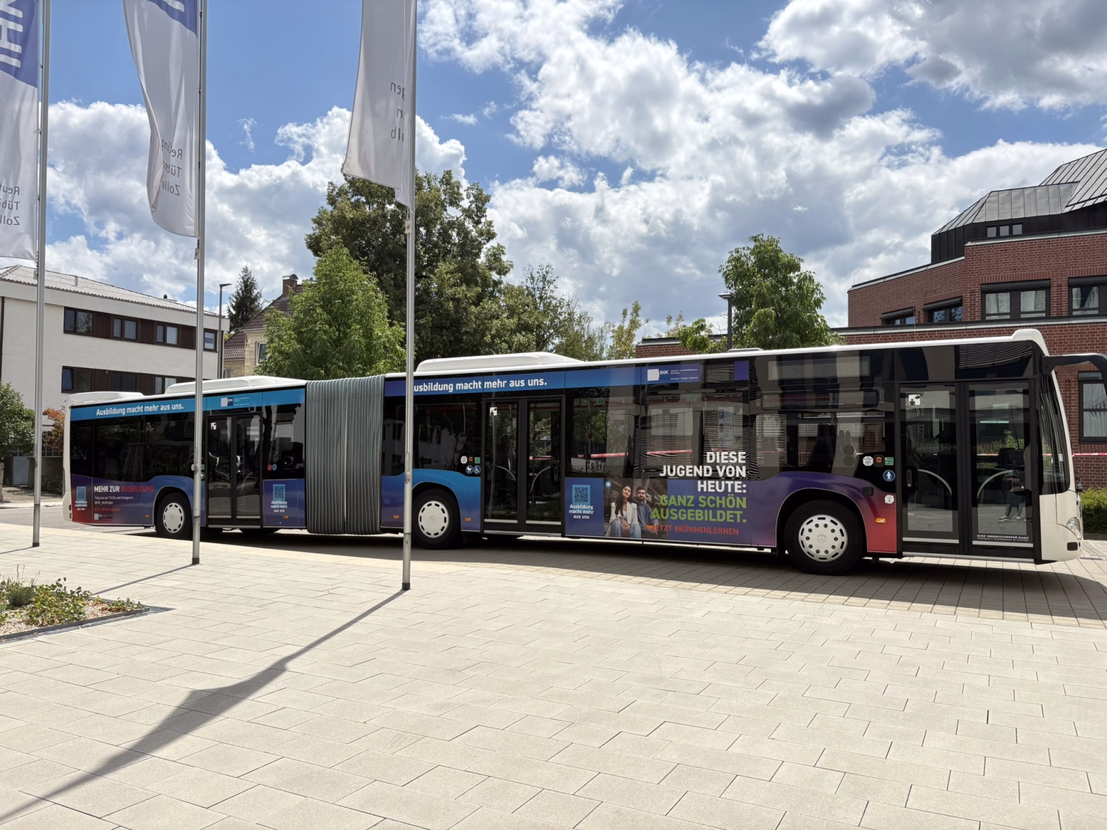 Einstiegsseite eines Gelenkbusses mit Werbung der IHk Reutlingen