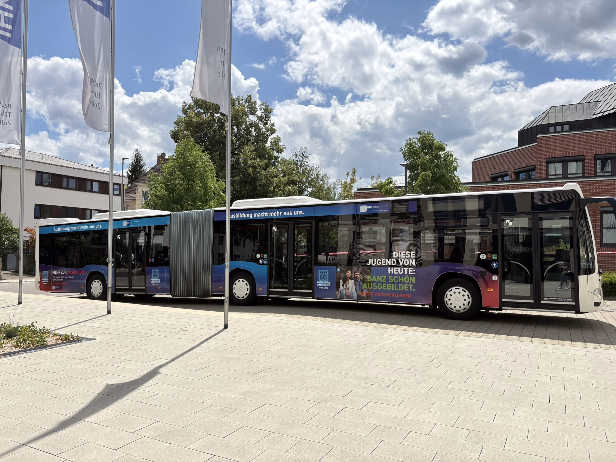 Einstiegsseite eines Gelenkbusses mit Werbung der IHk Reutlingen