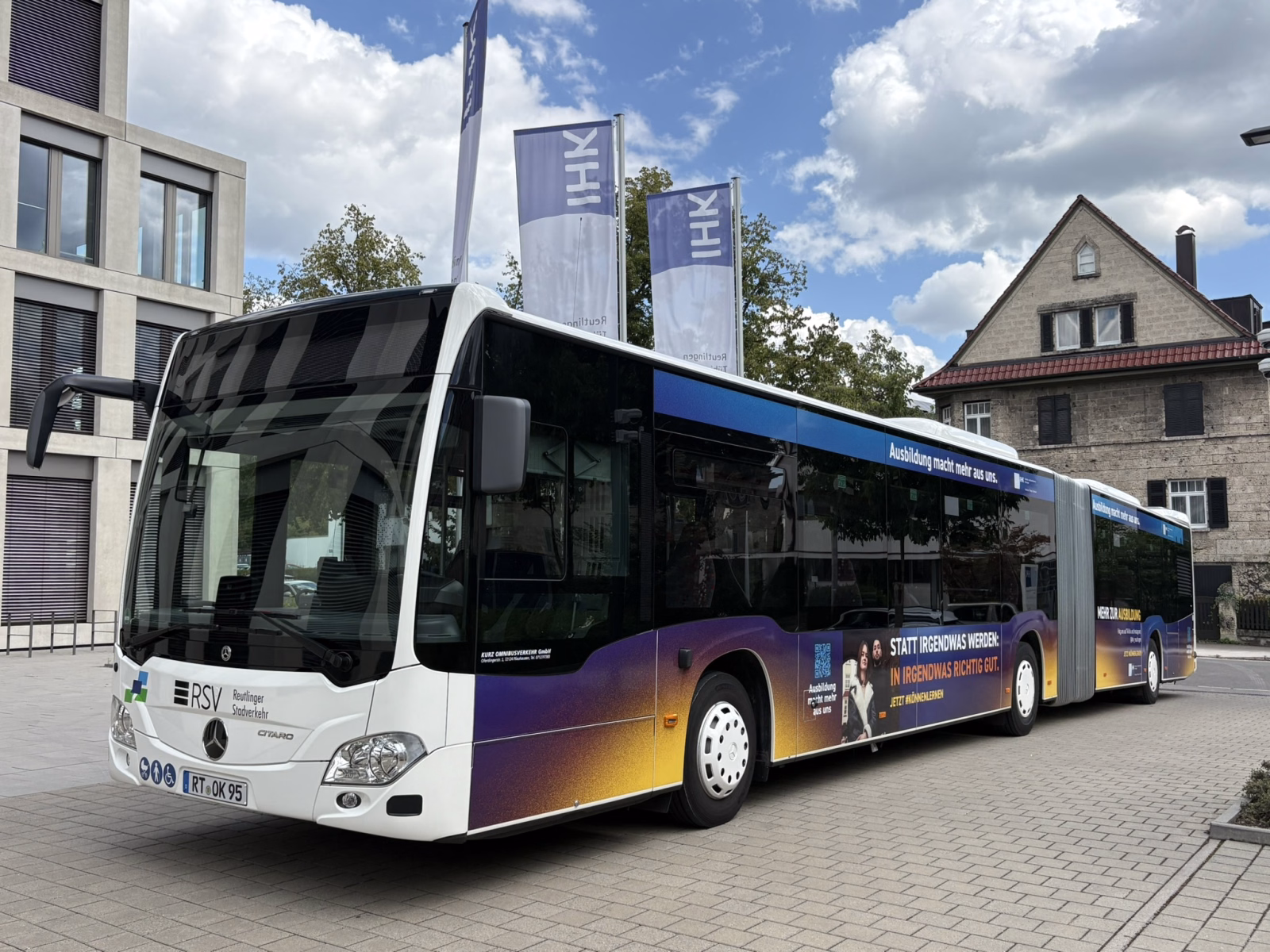 Außenseite eines Gelenkbusses mit Werbung der IHK Reutlingen