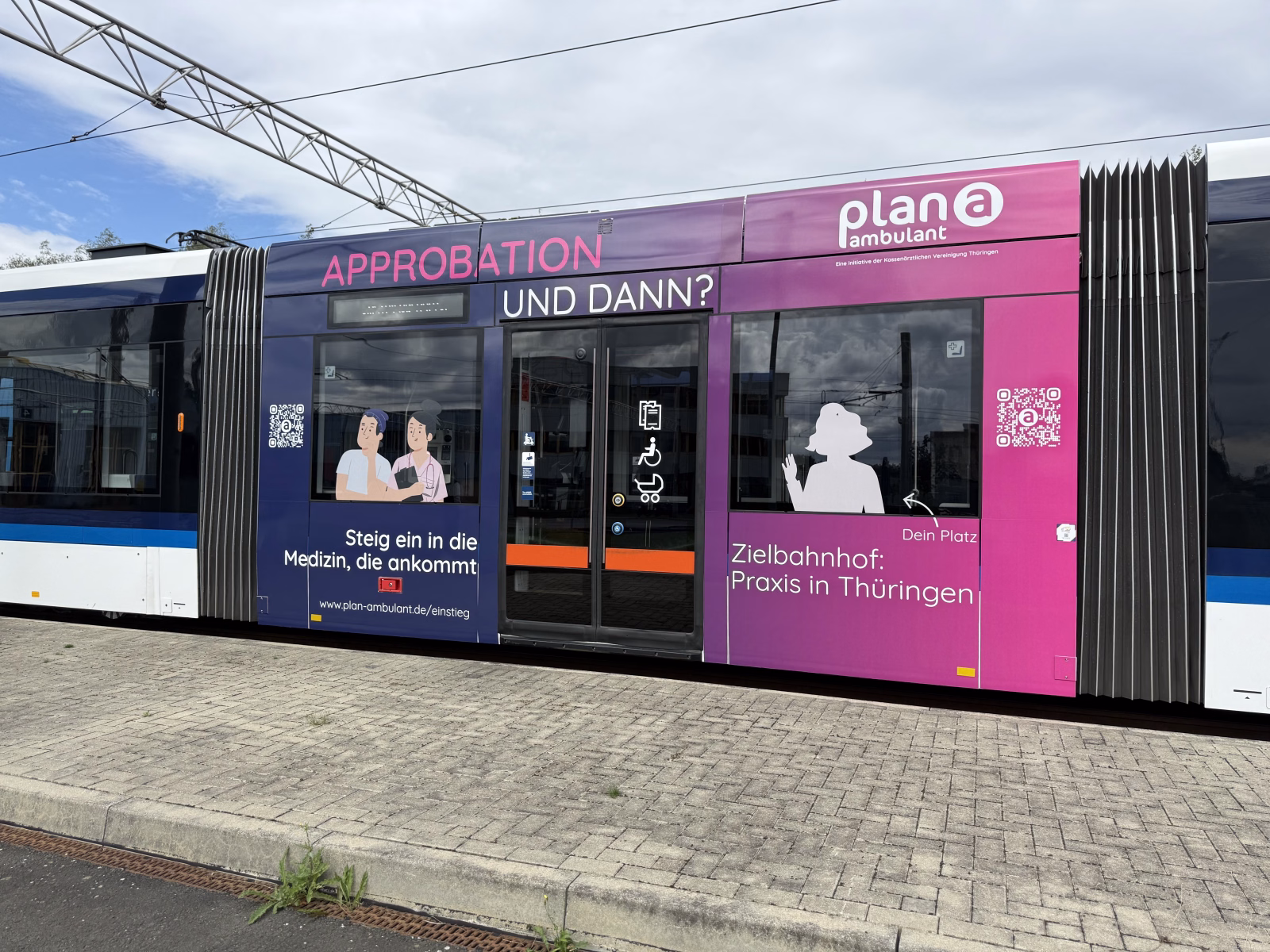 Seitenansicht einer pinken Straßenbahn der kassenärztlichen Vereinigung Thüringen