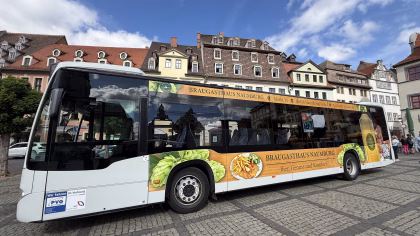 Außenseite eines weißen Stadtbusses des Braugasthauses Naumburg