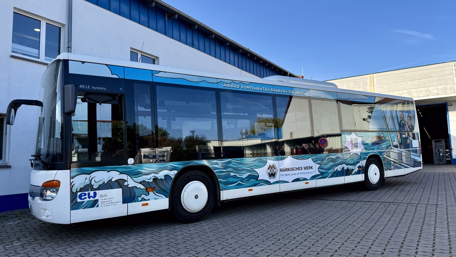 Außenseite eines blauen Stadtbusses mit Werbung des Märkischen Werks