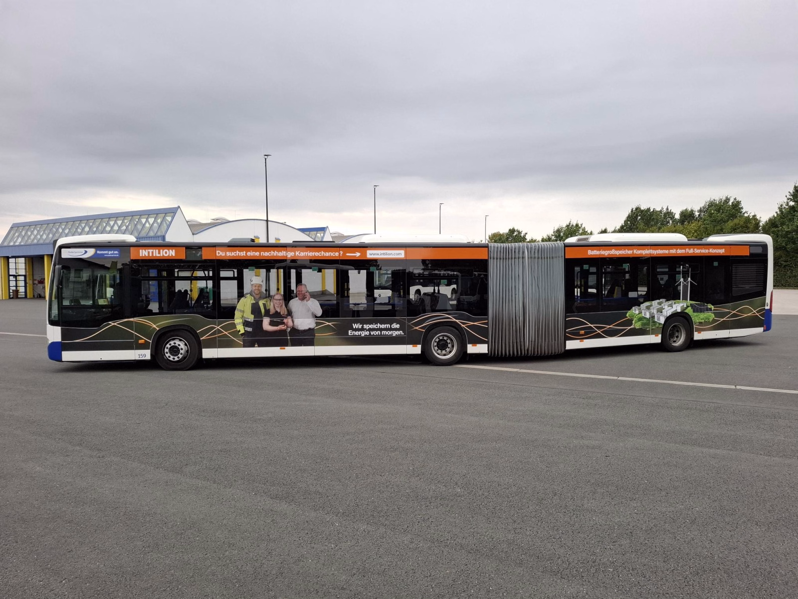 Außenseite eines orangen Stadtbusses mit Werbung von PaderSprinter