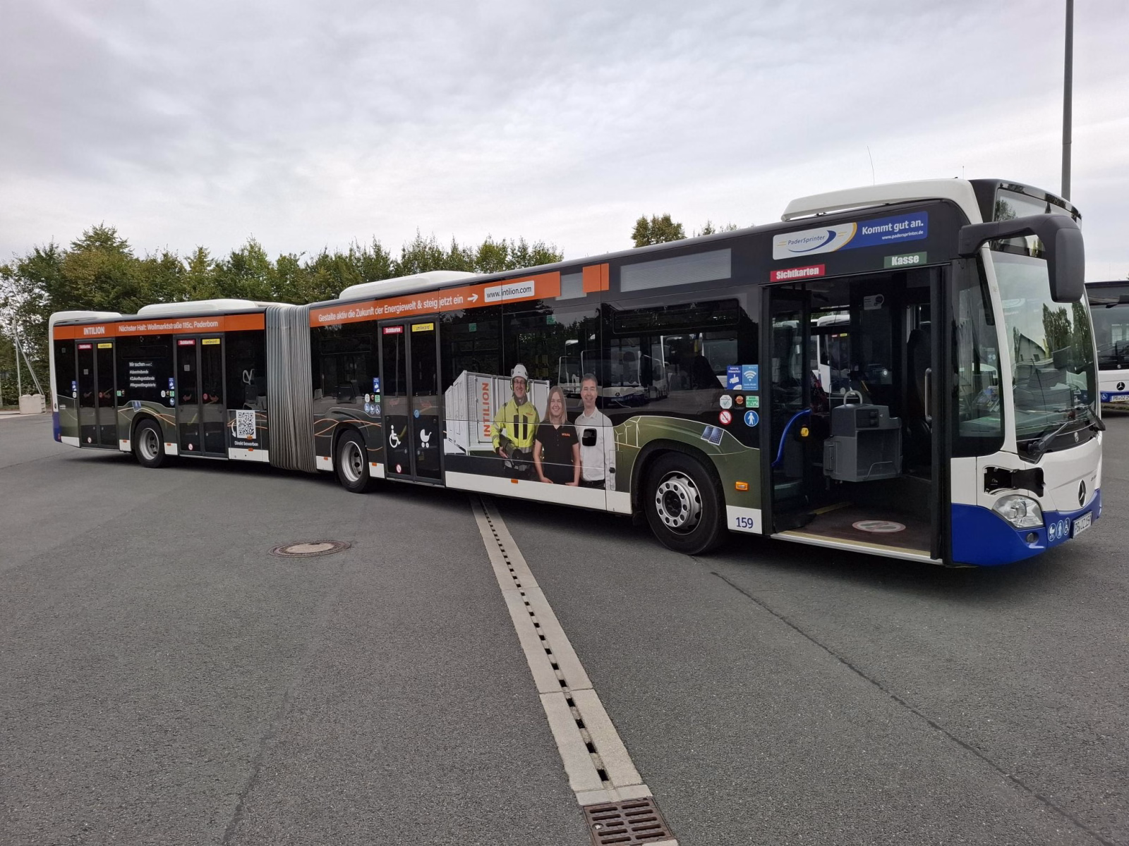 Einstiegsseite eines Gelenkbusses mit Werbung von PaderSprinter