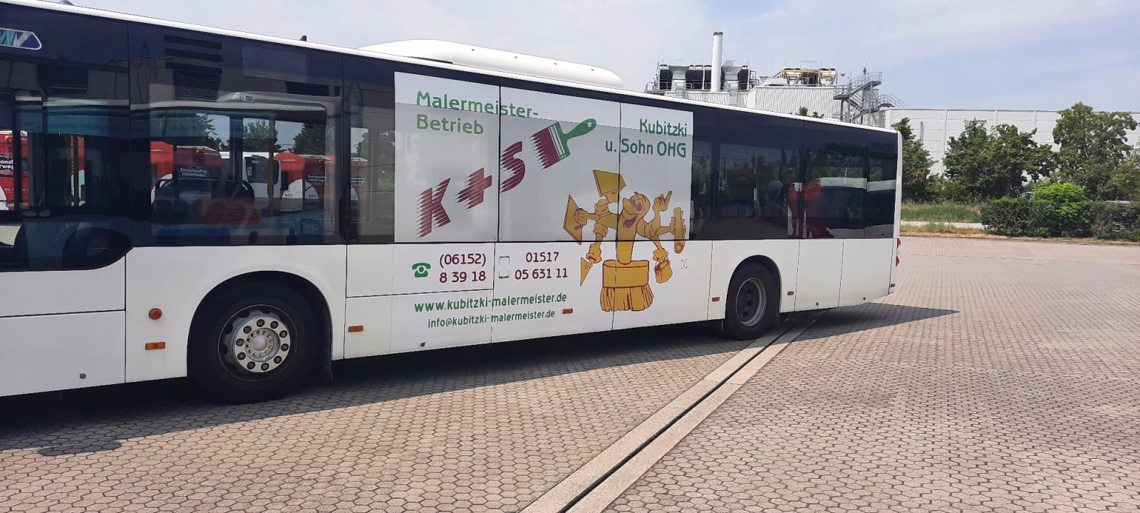 Ein weißer Stadtbus mit Trafficboard Werbung des Malermeisters Kubitzki