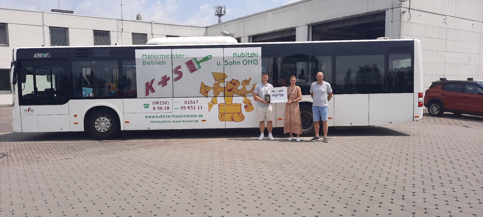 Drei Personen stehen vor einem weißen Werbebus mit Werbung des Malermeisters Kubitzki