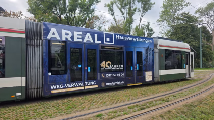 Seitenansicht eines blauen Straßenbahnsegments der AREAL Hausverwaltung