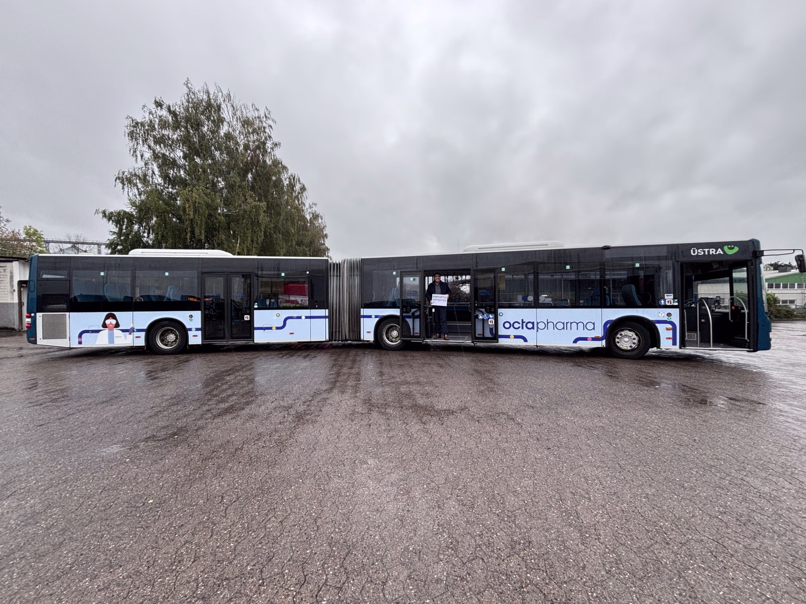 Seitenansicht eines Gelenkbusses mit Werbung von Octapharma